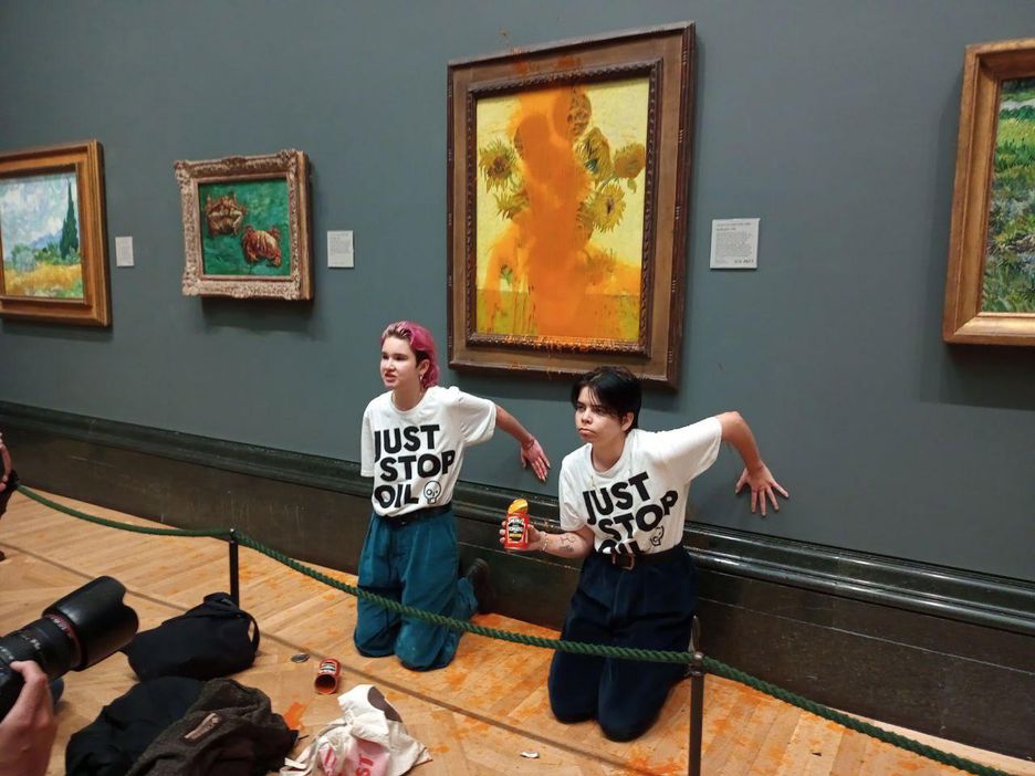 Ativistas do 'Just Stop Oil' jogam sopa de tomate na tela 'Os Girassóis', de Van Gogh. Imagem: Estadão