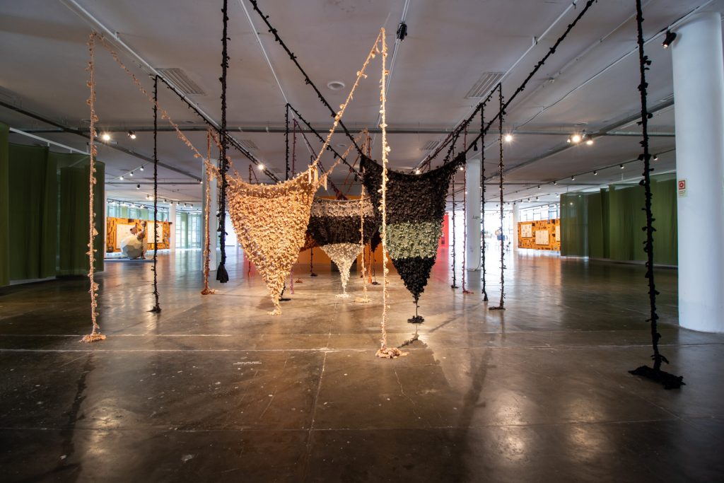 obra de arte têxtil na 36ª Bienal de São Paulo