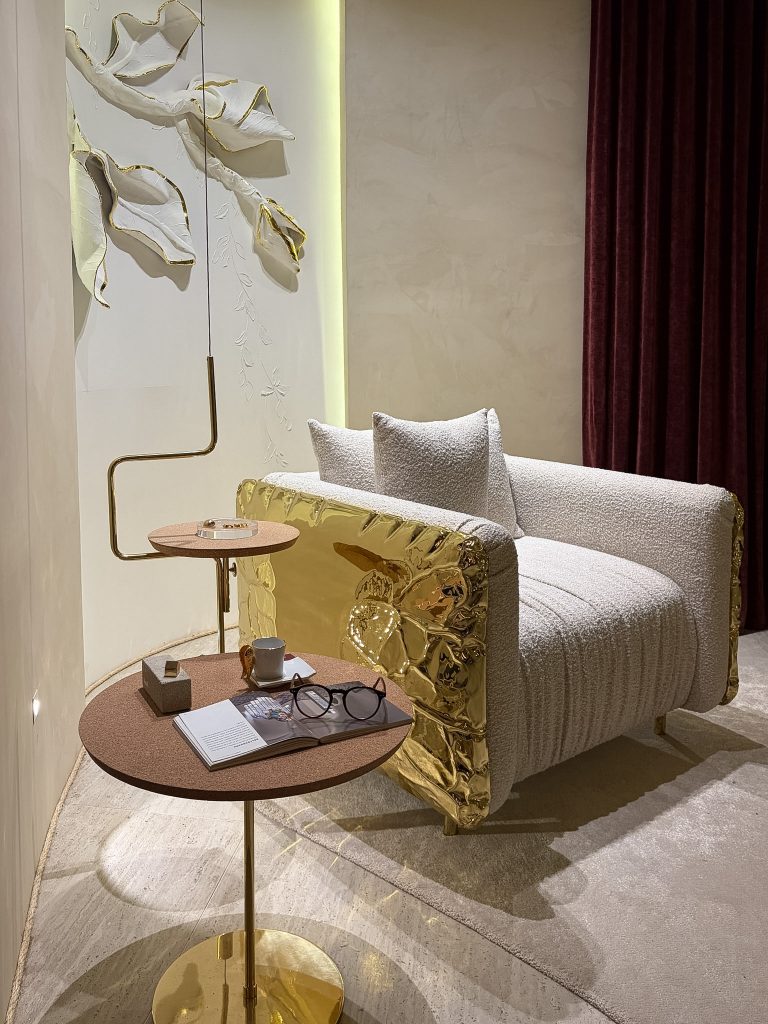 QALB Boutique Café, projeto de Teresa Simões Arquitetura para a CASACOR São Paulo 2026, com tapeçaria e composição artesanal no ambiente.
