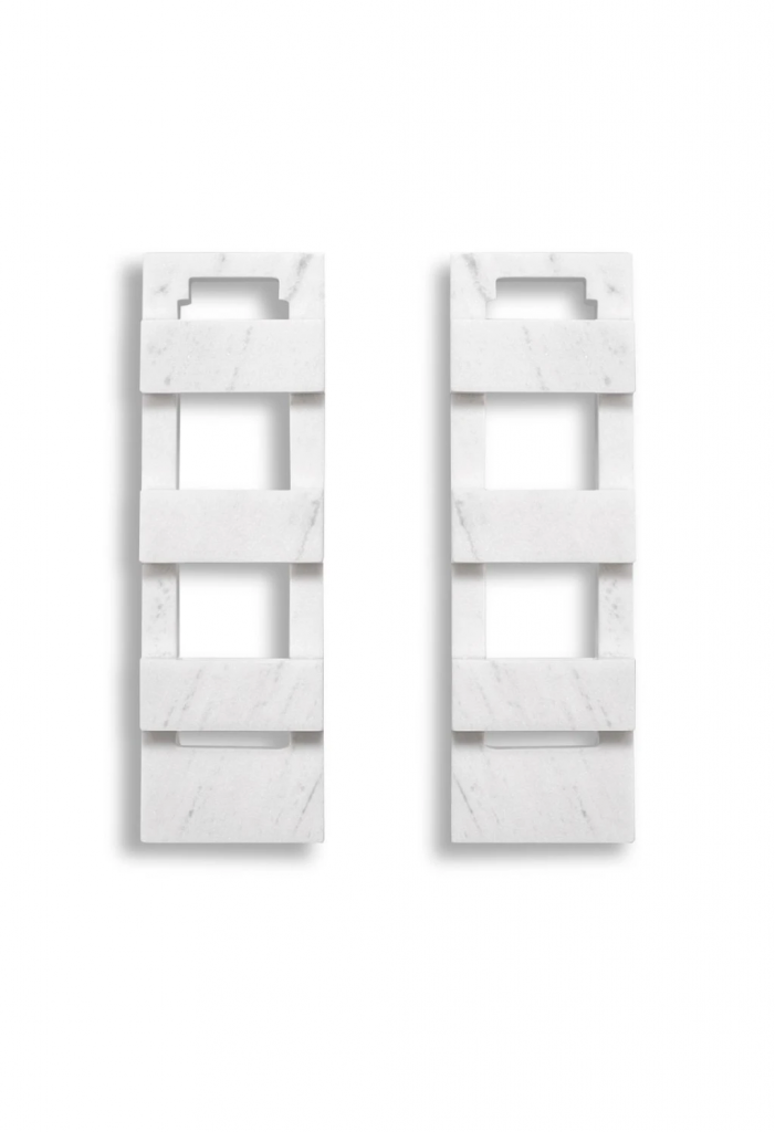 Obra de Guto Neves em mármore branco, composta por dois módulos verticais geométricos com recortes internos sobre fundo branco.