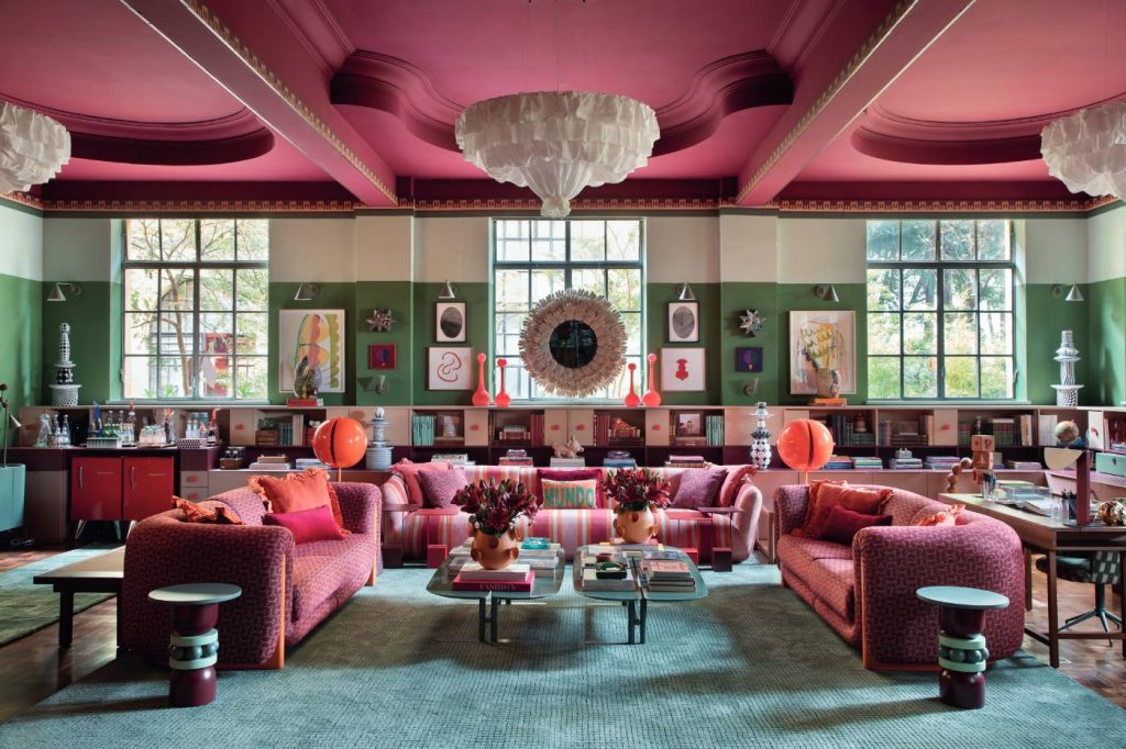 Casa Brastemp, projeto de Marcelo Salum para a CASACOR São Paulo 2026, com sala colorida, sofás rosados e teto em tom pink.