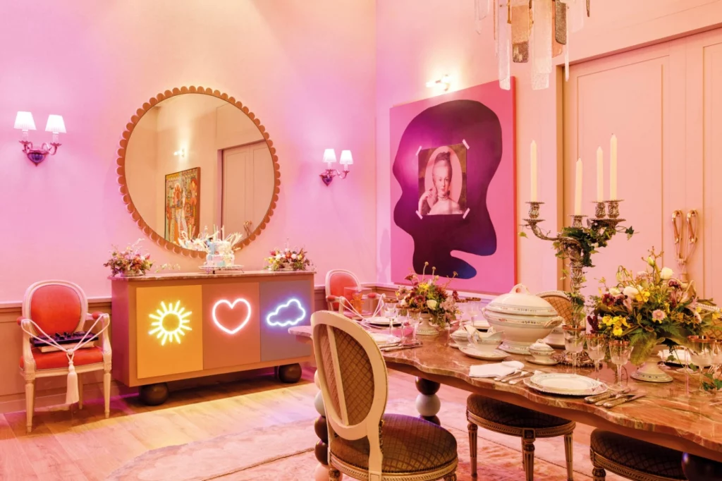 Fantasia à Mesa, projeto de Rodra Cunha para a CASACOR São Paulo 2026, com sala de jantar em tons de rosa, mesa posta e iluminação decorativa.