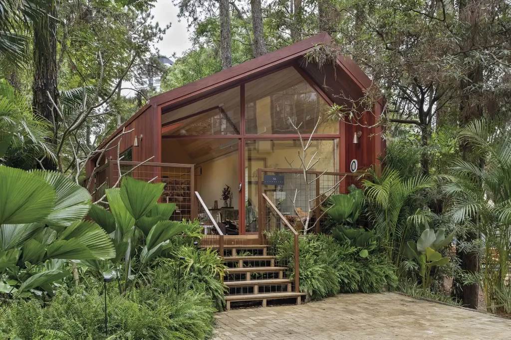 Fachada da Casa Ecomorada na CASACOR São Paulo 2026, integrada à vegetação do Parque da Água Branca.