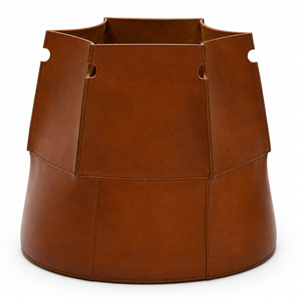 Cesto Annecy em couro caramelo, peça que traz calor e textura para a decoração de inverno.