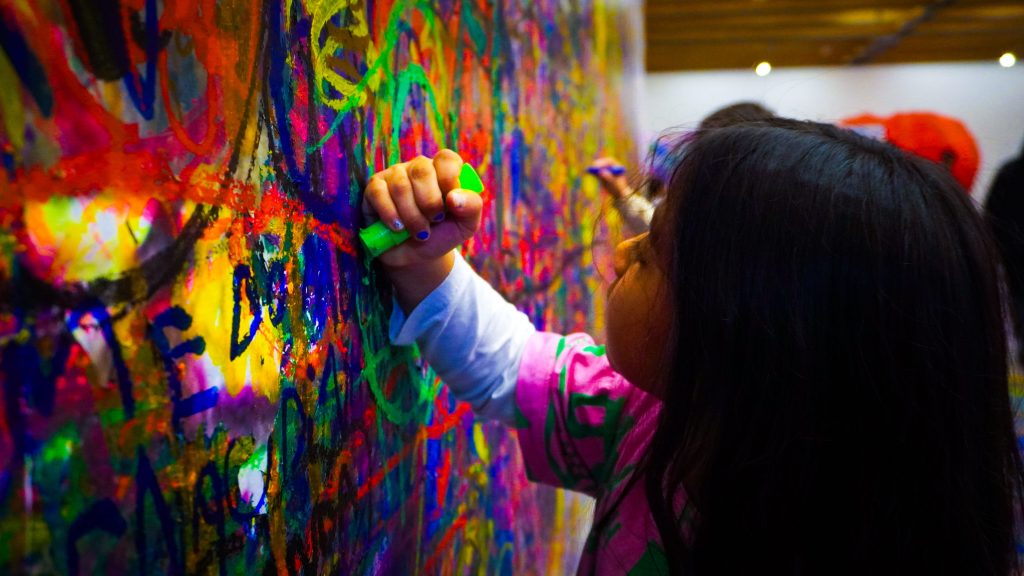 Ambiente interativo da exposição Para crianças: experiências com a arte desde 1968. Para ir nas férias