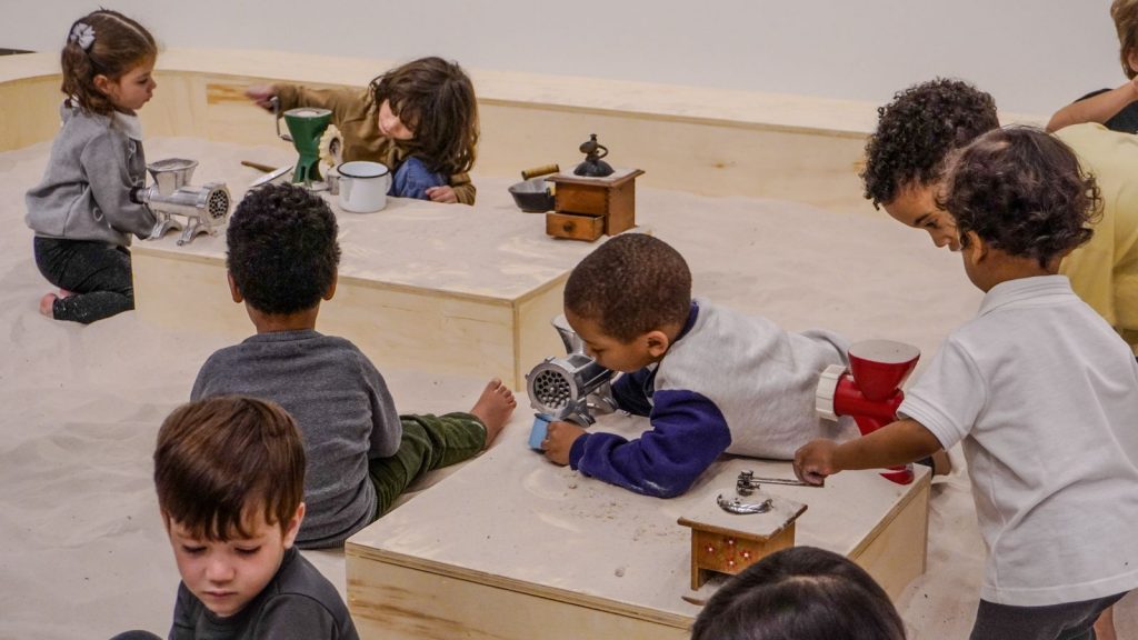 Registro da exposição de férias Para crianças: experiências com a arte desde 1968.